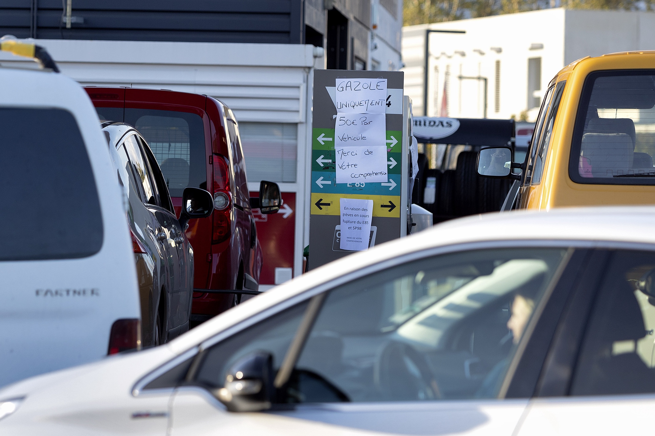 En raison d'actions dans les raffineries françaises, un tiers des stations-service en France sont en pénurie d'essence et de diesel.  Ce pourcentage est encore plus élevé autour de Paris et dans le nord de la France. 