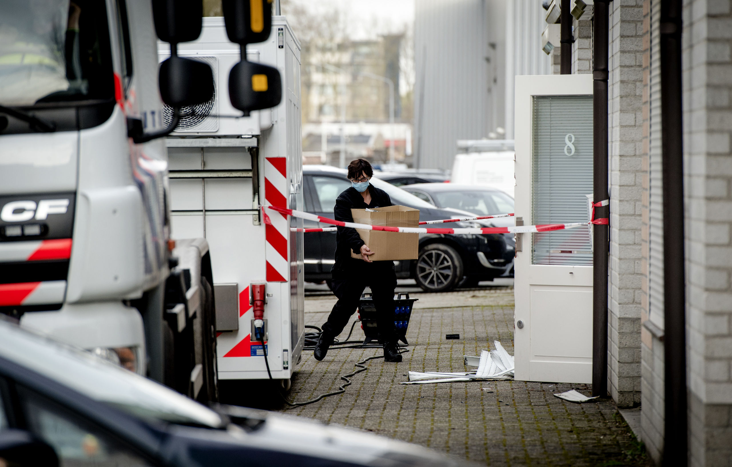 April 2016: Inval van opsporingsdiensten bij een party-verhuurbedrijf in Best, dat dienst deed als dekmantel voor een groot drugsnetwerk in Noord-Brabant. 