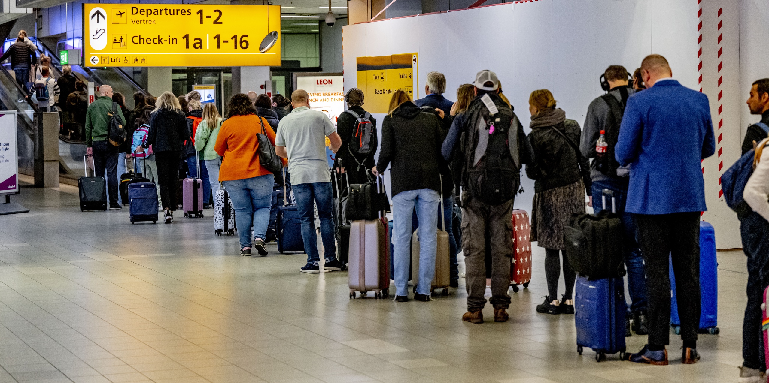 Schiphol wil voor april 2023 achthonderd extra beveiligers hebben geworven voor werk op de luchthaven. Die zijn nodig om het vliegveld te laten functioneren zoals voorheen. 